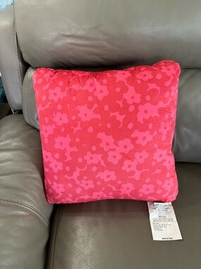 Kohl's Pink Floral Pattern Accent Pillow. 18x18
